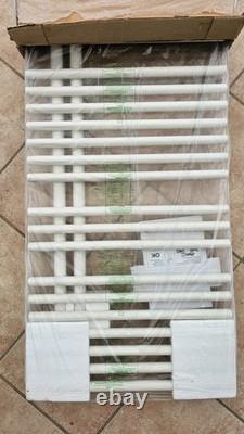 Nouveau sèche-serviettes chauffant blanc design pour salle de bains. Prix public conseillé : 355 £. Chargement latéral, fixation murale.