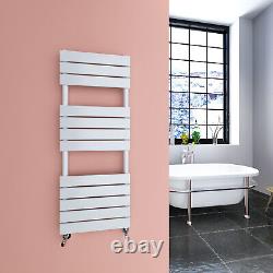 Radiateur de salle de bain design en panneau plat, chauffé par échelle, avec barres porte-serviettes blanches - Rads UK