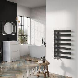 Radiateur de salle de bain moderne avec échelle verticale décalée grise et porte-serviettes chauffant H78xL50cm.