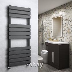Radiateur porte-serviettes moderne pour salle de bain chauffée en gris sable, panneau plat design.